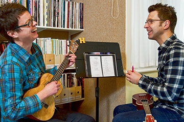 Cliff Smith Ukulele Lessons, Cliff teaching a ukulele pupil