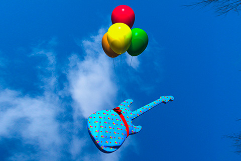 Cliff Smith Guiar Lessons - Guitar gift floating away on baloons